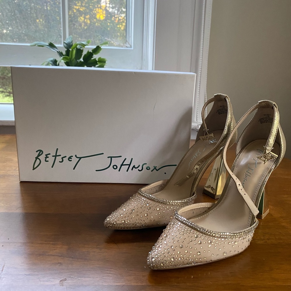 Betsey Johnson VIOLA DUSTY GOLD Heels